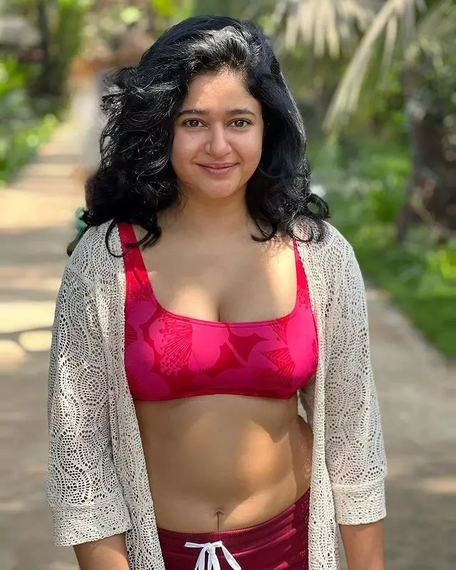 Poonam Bajwa Hot Pics