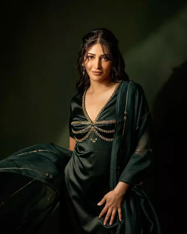 Shruti Haasan Hot Pics
